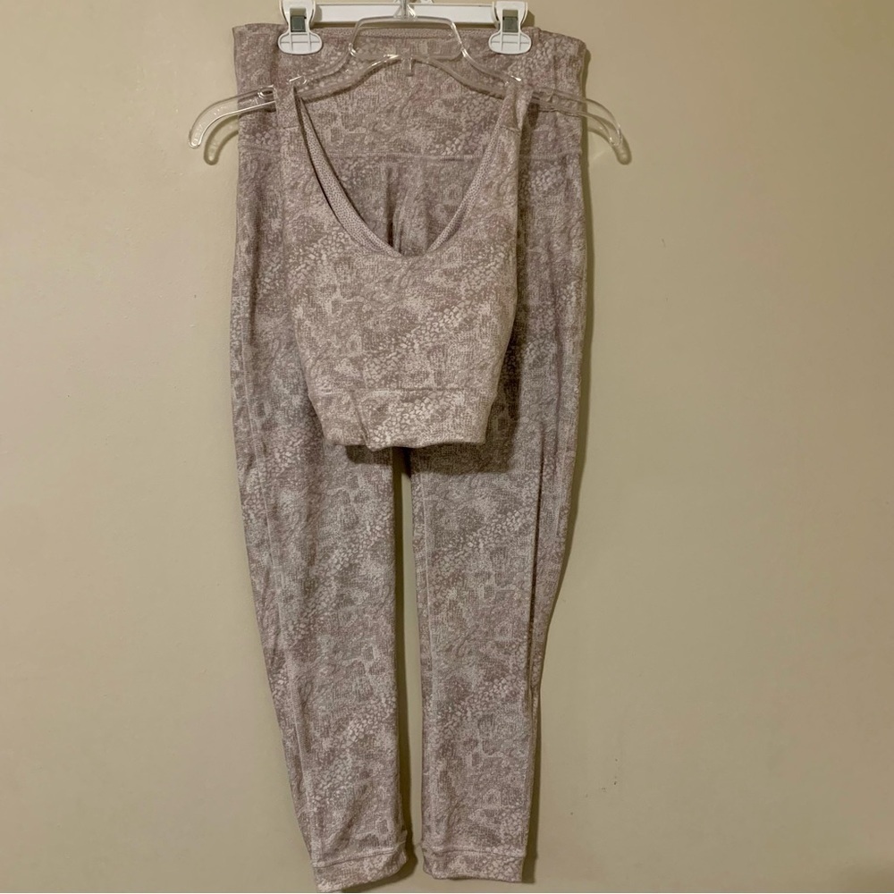 Max Studio Performance reversible Sochi sports bra & leggings, sand snake print